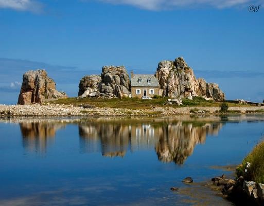 Maison entre les rochers